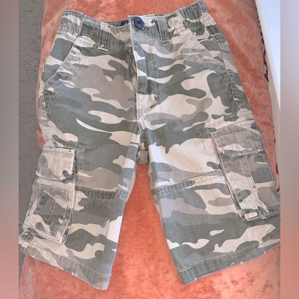 Light fatigue style shorts. Boys Sz: 7. Brand: Cherokee . Good condition.